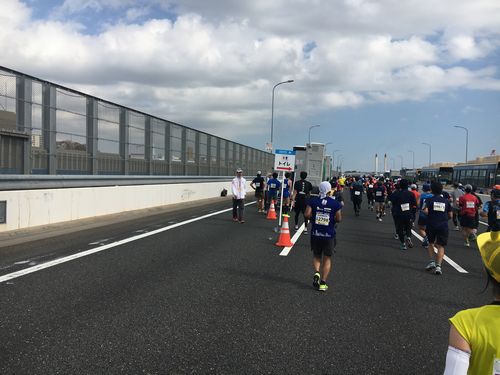 横浜マラソンの首都高上のトイレ